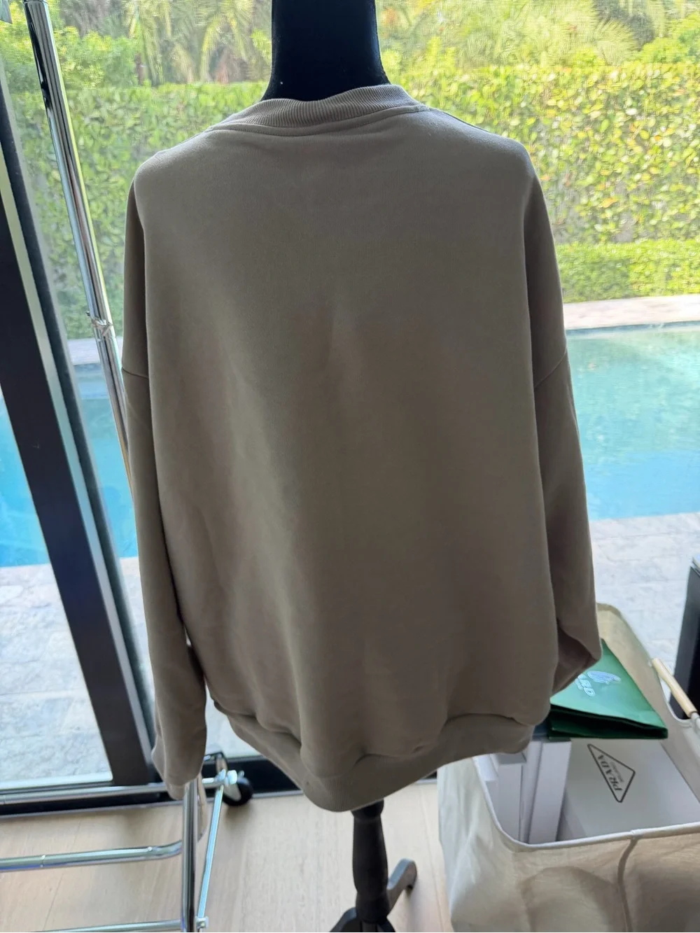 ALO Yoga Unisex large accolade Crewneck Sweatshirt in gravel 🩶never worn🩶